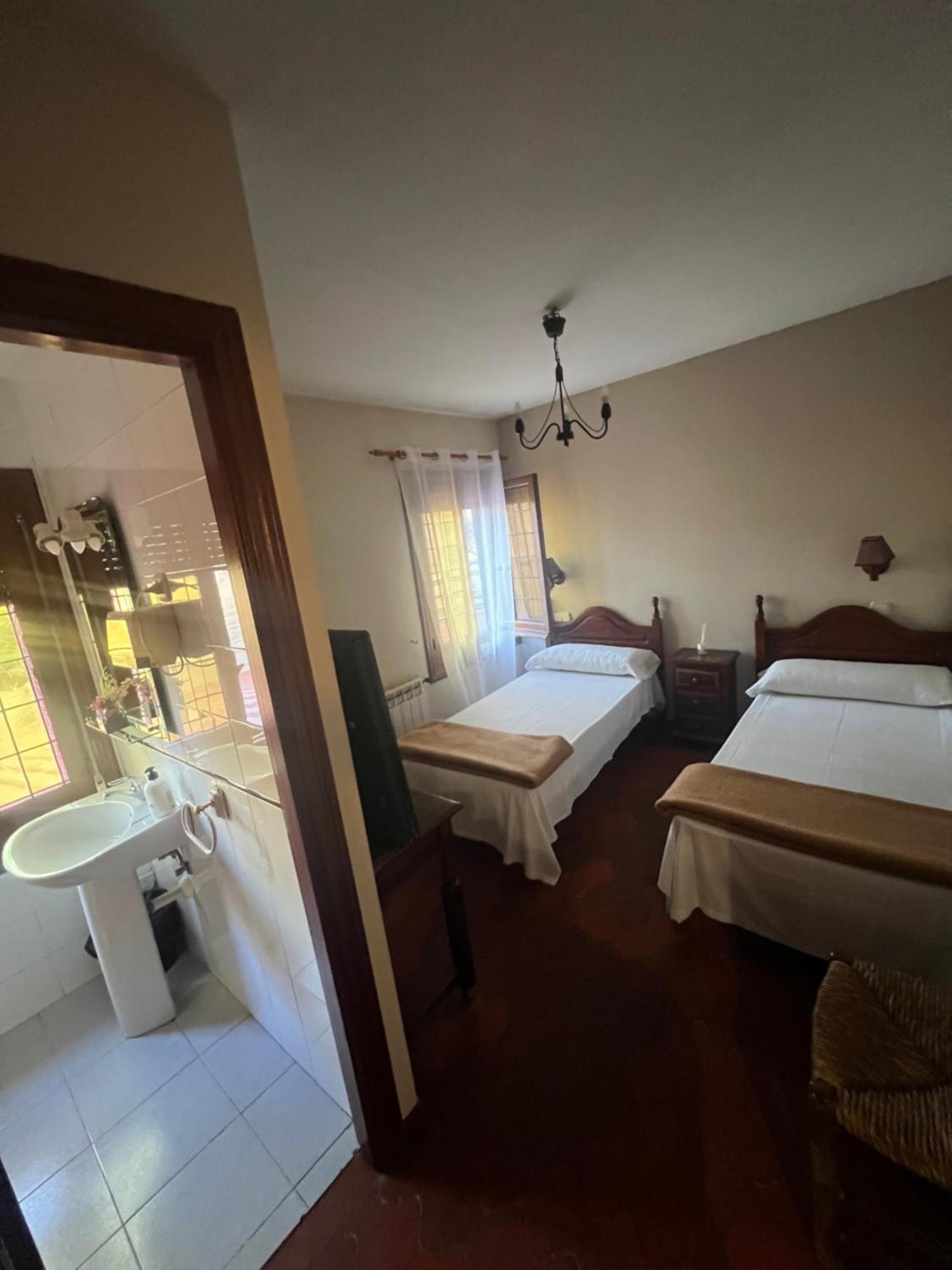 Отель Hostal Sabor Fusion Ла-Прадера-де-Навалорно Экстерьер фото